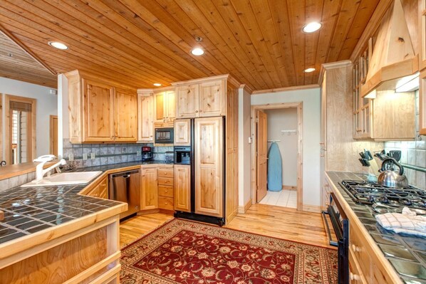 스튜디오 (4 Bedrooms) | 전용 주방 | 냉장고, 전자레인지, 오븐, 쿡탑