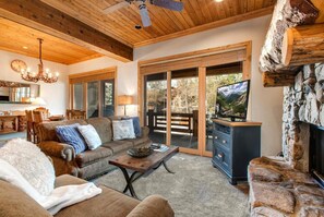 Studio (4 Bedrooms) | Living room | TV, fireplace, DVD player