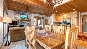 Studio (4 Bedrooms) | Dining