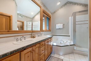 Studio (4 Bedrooms) | Bathroom | Shower, designer toiletries