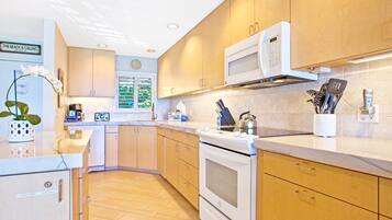 Condo (2 Bedrooms) | Cocina privada | Refrigerador, microondas, horno y cafetera y tetera