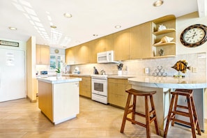 Appartement (2 Bedrooms) | Privékeuken | Een koelkast, een magnetron, een oven, een koffiezetapparaat/waterkoker