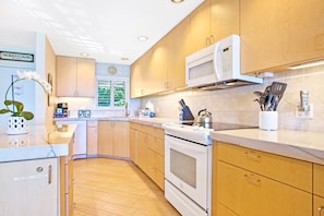 Kondominium (2 Bedrooms) | Dapur pribadi | Lemari es, microwave, oven, dan mesin pembuat kopi/teh