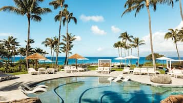 Udendørs pool, parasoller, liggestole