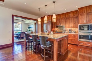 Kondominium (3 Bedrooms) | Dapur pribadi | Lemari es, microwave, oven, dan mesin pembuat kopi/teh