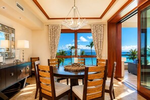 Villa, 3 Schlafzimmer (Oceanfront, Sleeps 10 (MON-1303)) | Esszimmer