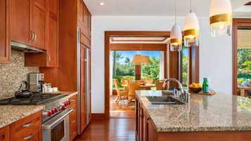 Apartamento (3 Bedrooms) | Cocina privada | Frigorífico, microondas, horno y cafetera o tetera