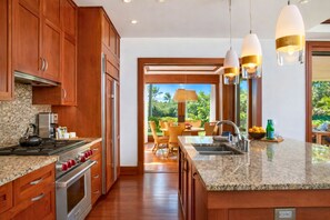 คอนโด (3 Bedrooms) | ครัวส่วนตัว | ตู้เย็น, ไมโครเวฟ, เตาอบ, เครื่องชงกาแฟ/ชา