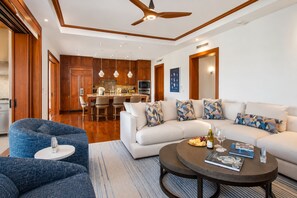 Villa, 3 habitaciones (Oceanfront, Sleeps 10 (MON-1205)) | Área de sala de estar | Televisión 