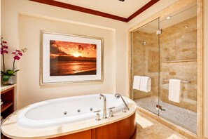Huvila, 3 makuuhuonetta (Oceanfront, Sleeps 10 (MON-1303)) | Kylpyhuone | Suihku, designer-hygieniatuotteet