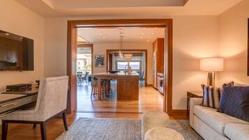 Condo (3 Bedrooms) | 4 bedrooms, iron/ironing board, bed sheets