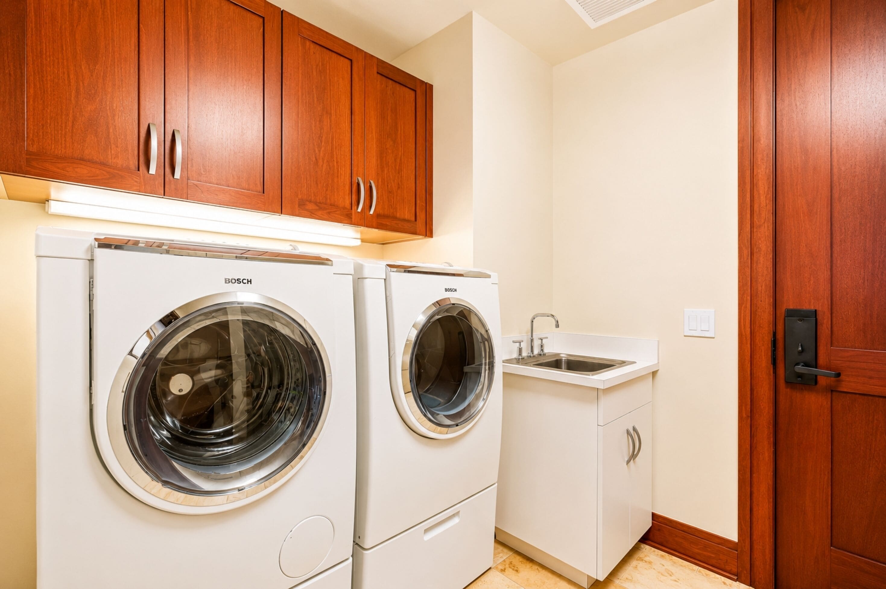 Villa, 3 Bedrooms (Oceanfront, Sleeps 10 (MON-1303)) | Laundry