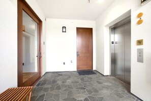 Condo (3 Bedrooms) | Property entrance