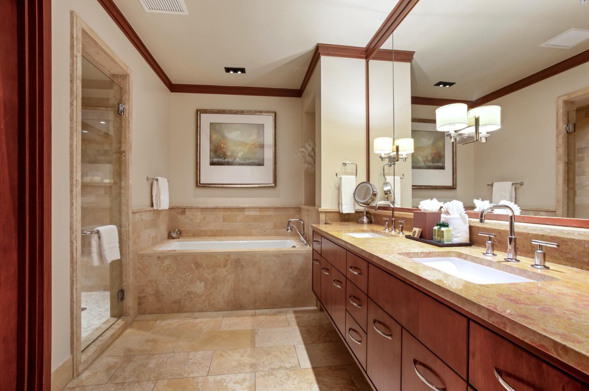 Condo (Multiple Bedrooms) | Baño | Regadera y amenidades de baño de diseñador 