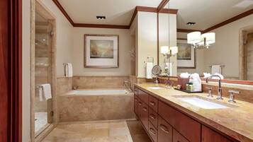 Condo (Multiple Bedrooms) | Baño | Regadera y amenidades de baño de diseñador