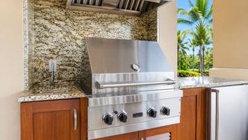 Villa, 3 habitaciones (Oceanfront, Sleeps 10 (MON-1205)) | Terraza o patio