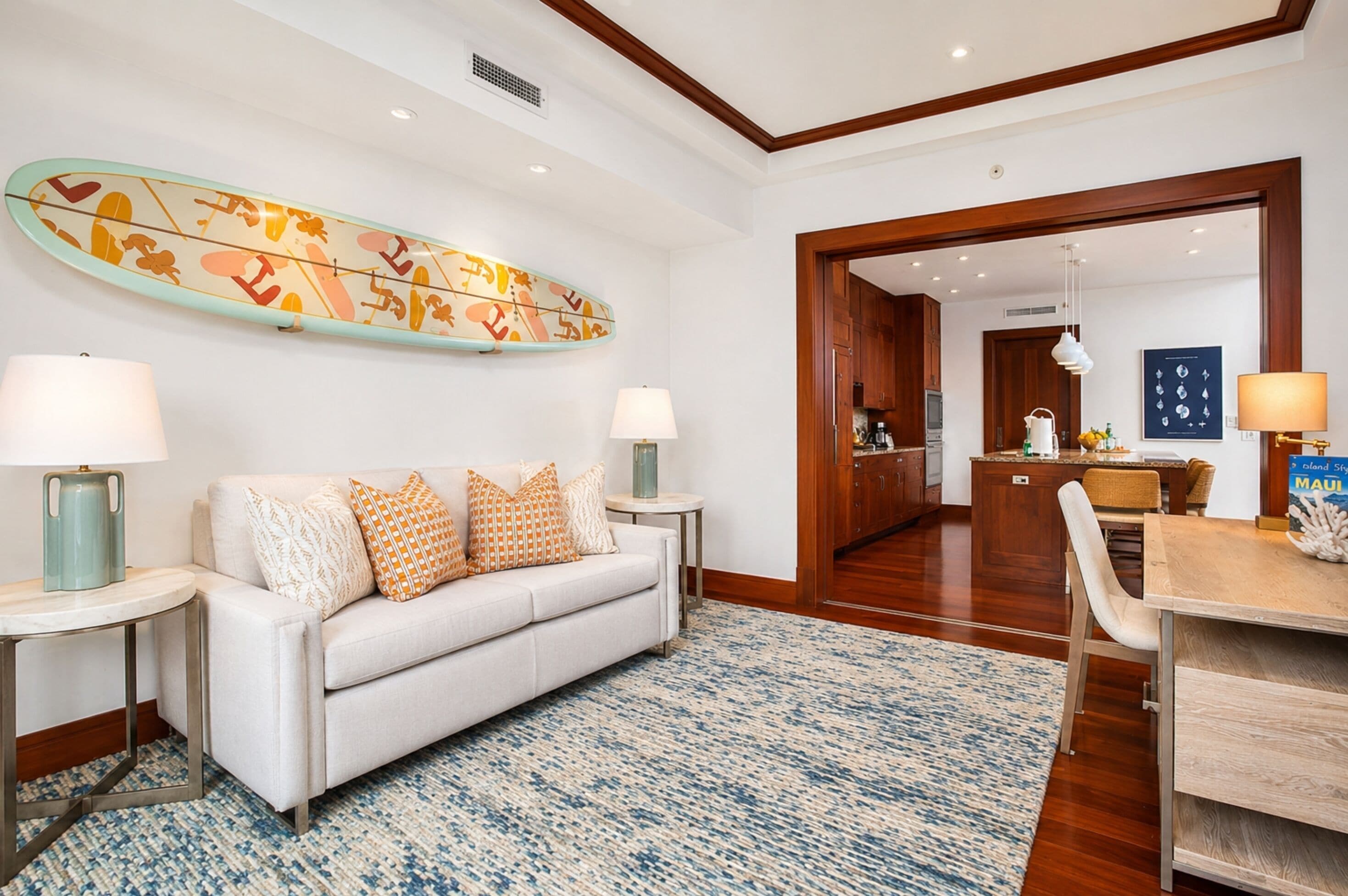 วิลล่า, 3 ห้องนอน (Oceanfront, Sleeps 10 (MON-1205)) | บริเวณนั่งเล่น | ทีวี