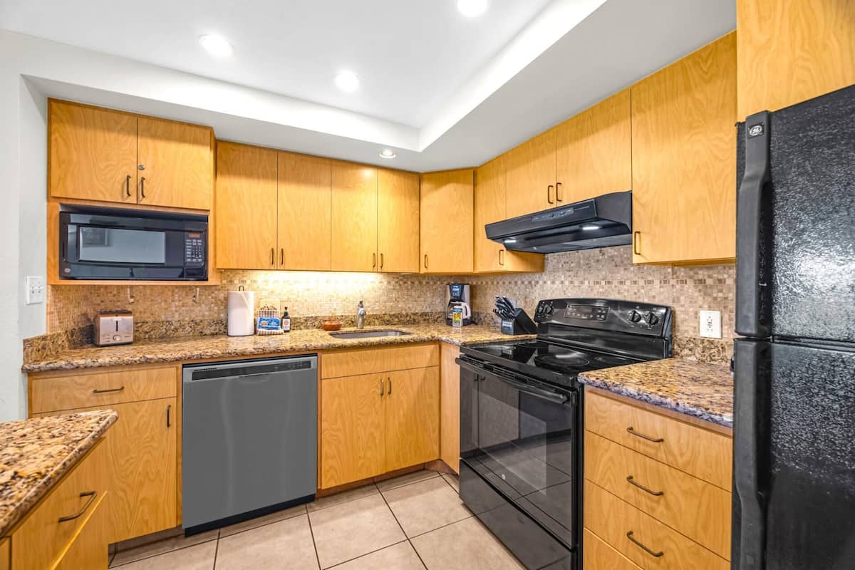 Condo (2 Bedrooms) | Front of property
