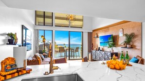 Villa, 2 habitaciones, balcón, frente al océano (Oceanfront, Sleeps 4 (NAP-C32)) | Cocina privada | Cafetera y tetera, refrigerador, microondas y horno