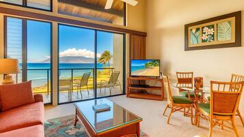 Villa, 2 slaapkamers, balkon, aan zee (Ocean View, Sleeps 6 (NAP-C42)) | Woonkamer | Een televisie