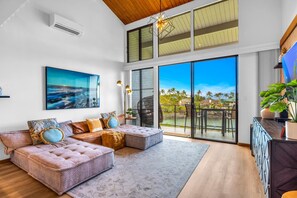 วิลล่า, 2 ห้องนอน, ระเบียง, ริมทะเล (Oceanfront, Sleeps 4 (NAP-C32)) | ห้องนั่งเล่น | ทีวี