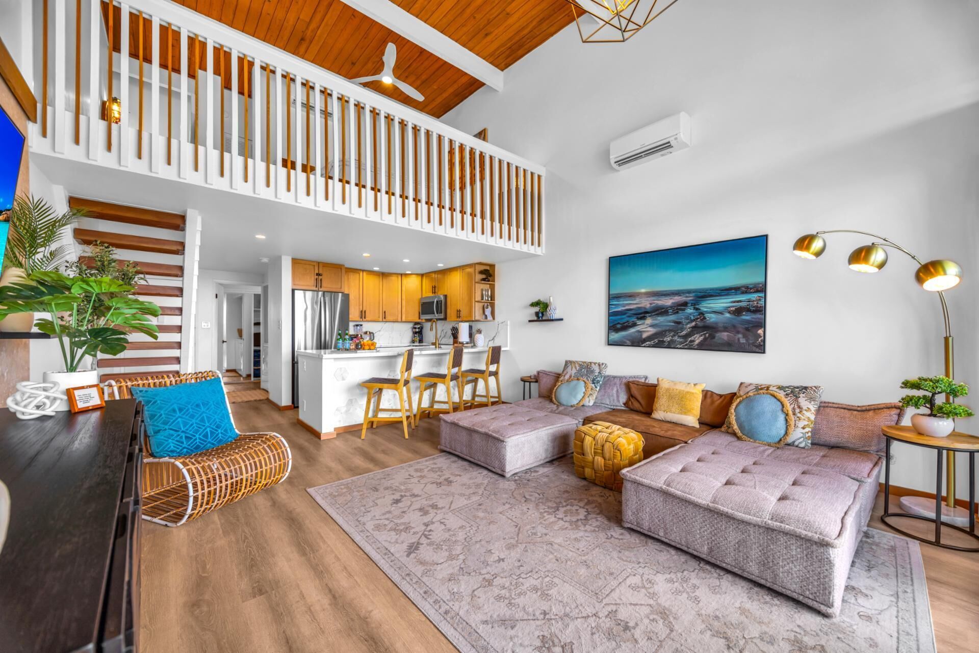 빌라, 침실 2개, 발코니, 바닷가 (Oceanfront, Sleeps 4 (NAP-C32)) | 거실 | TV