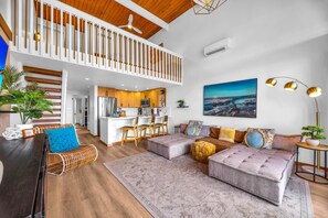Villa, 2 Schlafzimmer, Balkon, Meerseite (Oceanfront, Sleeps 4 (NAP-C32)) | Wohnzimmer