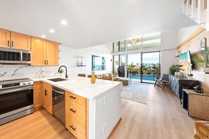 Condo (NAP-C32) | Cocina privada | Refrigerador, microondas, horno y cafetera y tetera 