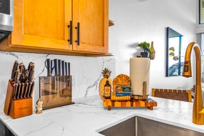 วิลล่า, 2 ห้องนอน, ระเบียง, ริมทะเล (Oceanfront, Sleeps 4 (NAP-C32)) | ครัวส่วนตัว | ตู้เย็น, ไมโครเวฟ, เตาอบ, เครื่องชงกาแฟ/ชา