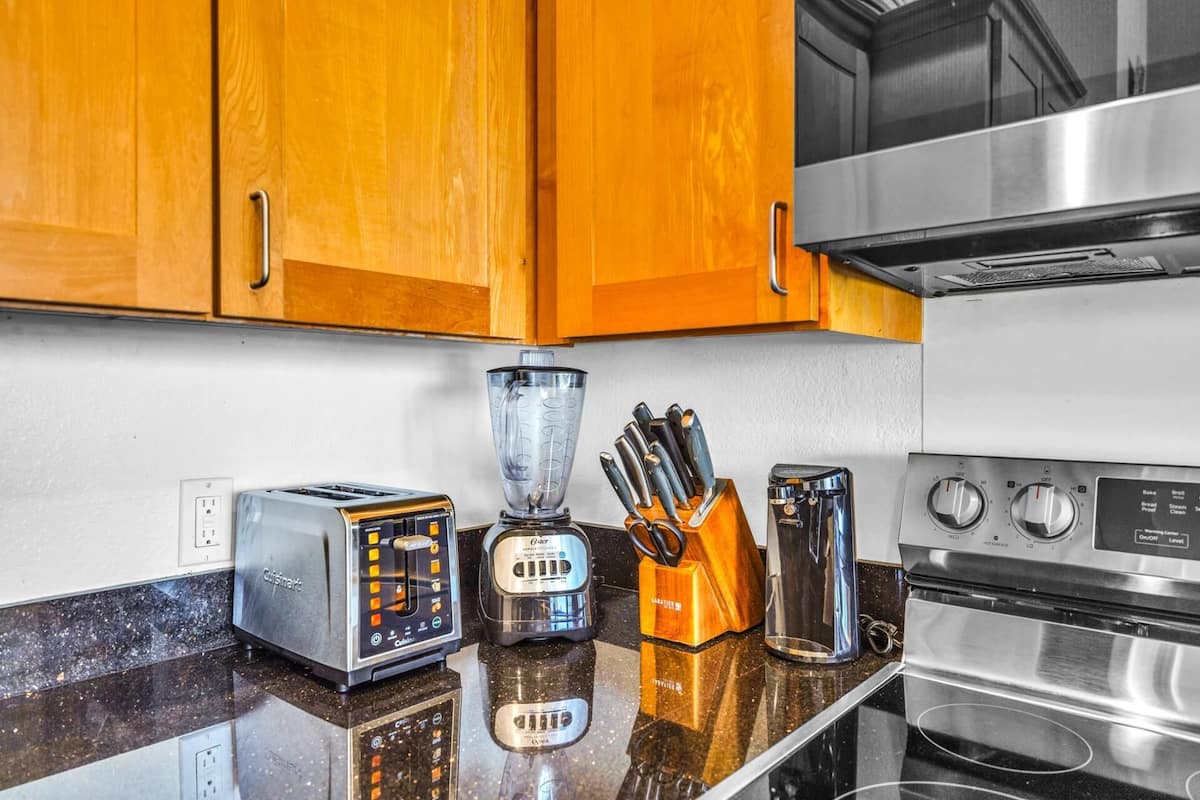 Condo (Multiple Bedrooms) | Front of property