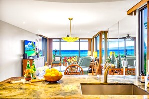 Fridge, microwave, oven, coffee/tea maker - Mahana by KBM (Kaanapali)