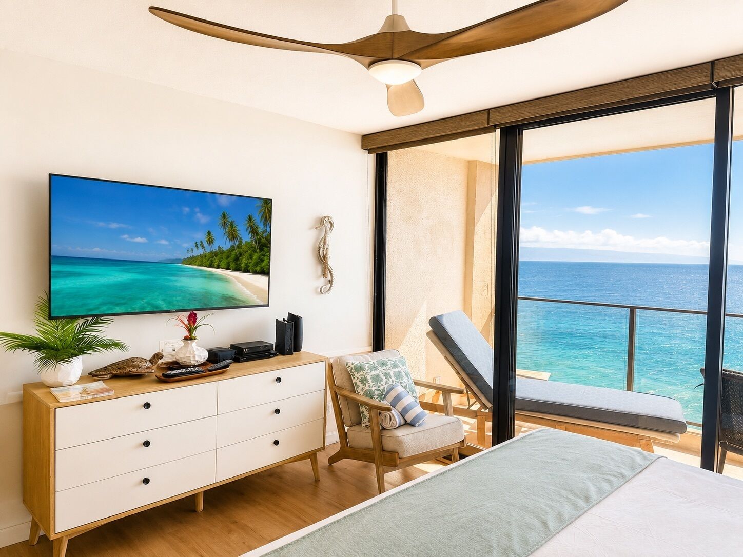 開放式客房 (Ocean View, Sleeps 4 (MAH-1002))) | 起居區 | 55-吋電視，提供數位頻道