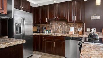 Condo (2 Bedrooms - MAH-301) | Bếp riêng | Tủ lạnh, lò vi sóng, lò nướng, dụng cụ pha cà phê/trà