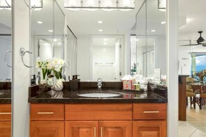 Apartment (1 Bedroom - MAH-1006) | Badezimmer | Dusche, Designer-Toilettenartikel