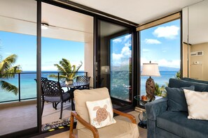 Condo (2 Bedrooms - MAH-611) | Ruang tamu | 55 inci televisyen dengan digital 