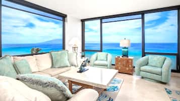 Vila, 4 kamar tidur (Oceanfront, Sleeps 10 (ML-3720)) | Ruang keluarga | Televisi 55-inci dengan saluran TV digital