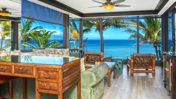 Condo (2 Bedrooms - MAH-301) | Ruang tamu | 55 inci televisyen dengan digital