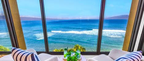 Villa, 1 chambre (Oceanfront, Sleeps 4 (MAH-1006)) | Salle de séjour | Télévision de 55 pouces avec chaînes numériques