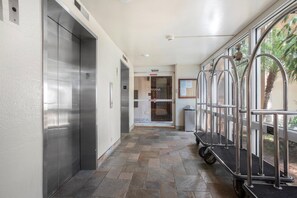 شقة (1 Bedroom - MAH-1006) | مدخل المنشأة