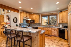 Estudio (3 Bedrooms) | Cocina privada | Refrigerador, microondas, horno y parrilla de estufa
