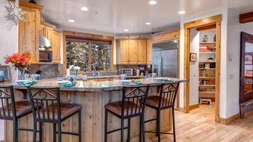 Studio (3 Bedrooms) | Private kitchen | Fridge, microwave, oven, stovetop