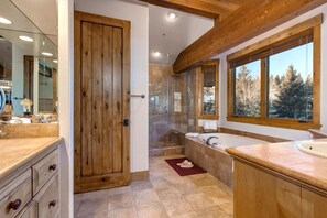 Villa - 4 sovrum (Hot Tub, Sleeps 14 (PGE-2413)) | Badrum | Dusch, lyxtoalettartiklar och schampo