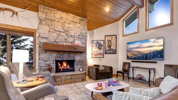 Studio (3 Bedrooms) | Living room | TV, fireplace