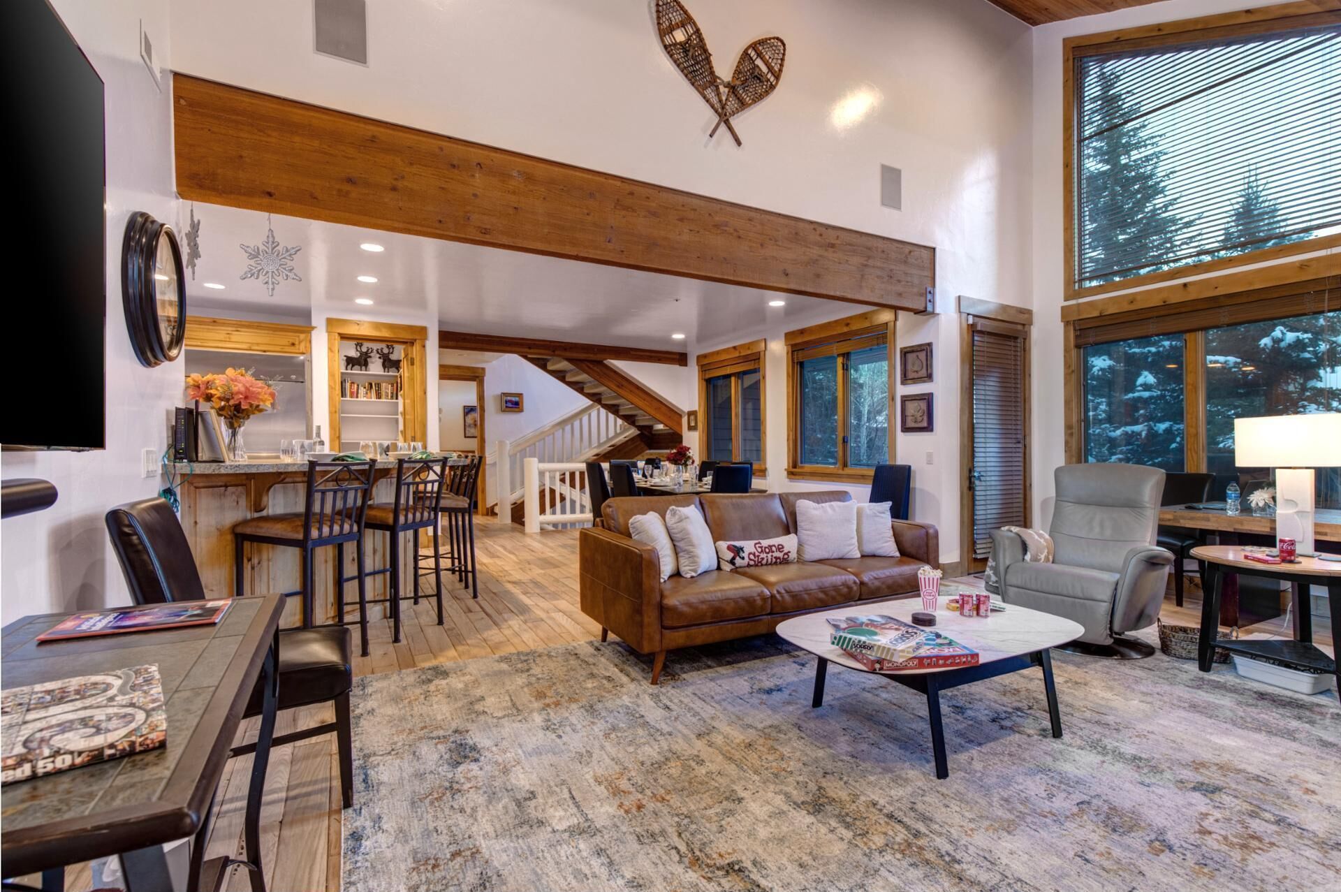 Villa, 4 slaapkamers (Hot Tub, Sleeps 14 (PGE-2413)) | Woonkamer | Televisie en een open haard