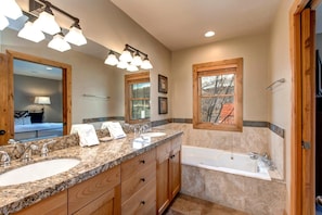 Studio (3 Bedrooms) | Bathroom | Shower, designer toiletries