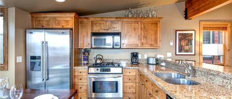 Studio (3 Bedrooms) | Private kitchen | Fridge, microwave, oven, stovetop