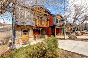 Estudio (3 Bedrooms) | Estacionamiento | Estacionamiento gratis 