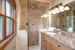 Estudio (3 Bedrooms) | Baño | Regadera y amenidades de baño de diseñador 