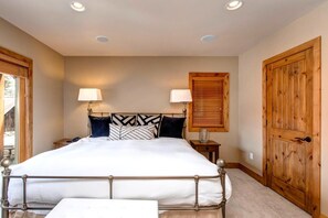 3 habitaciones, cubrecamas y espacio para trabajar con laptop 