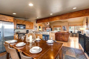 Studio (3 Bedrooms) | Dining